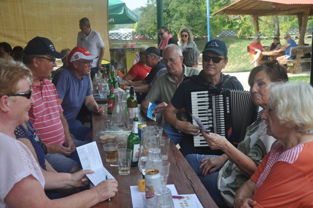 Za veselo vzdušje je poskrbel harmonikar
